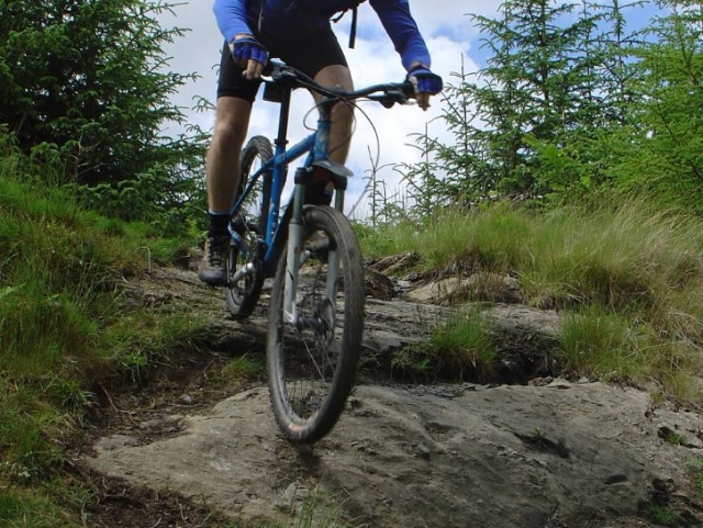 Bajando con la bici por las rocas